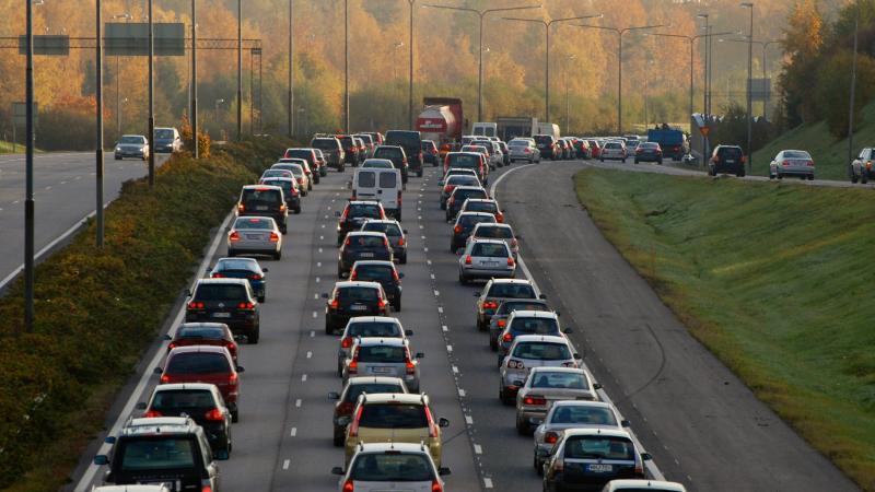 Autoja ruuhkaisesti moottoritiellä.