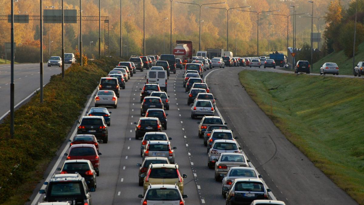 Autoja ruuhkaisesti moottoritiellä.