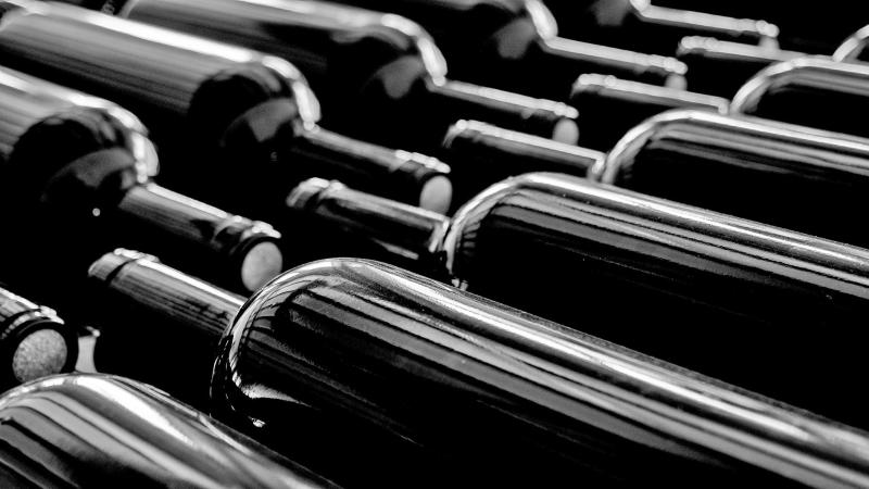 Mustia pulloja lappeellaan.