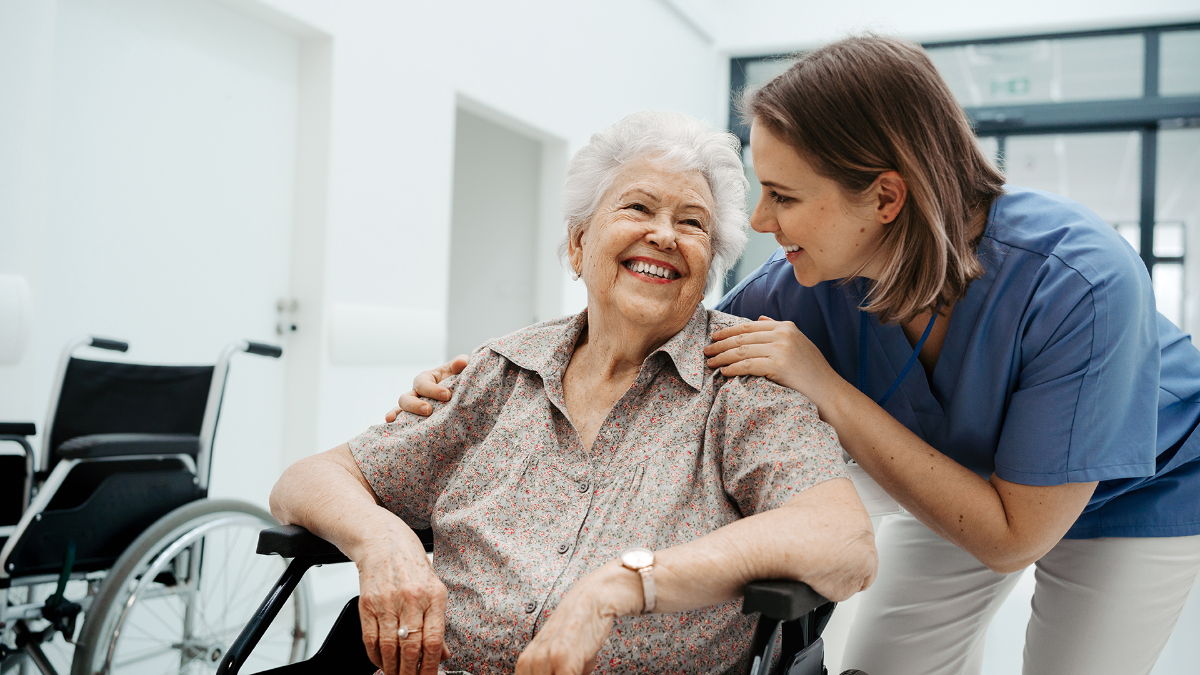 Vårdare och patient samtalar.