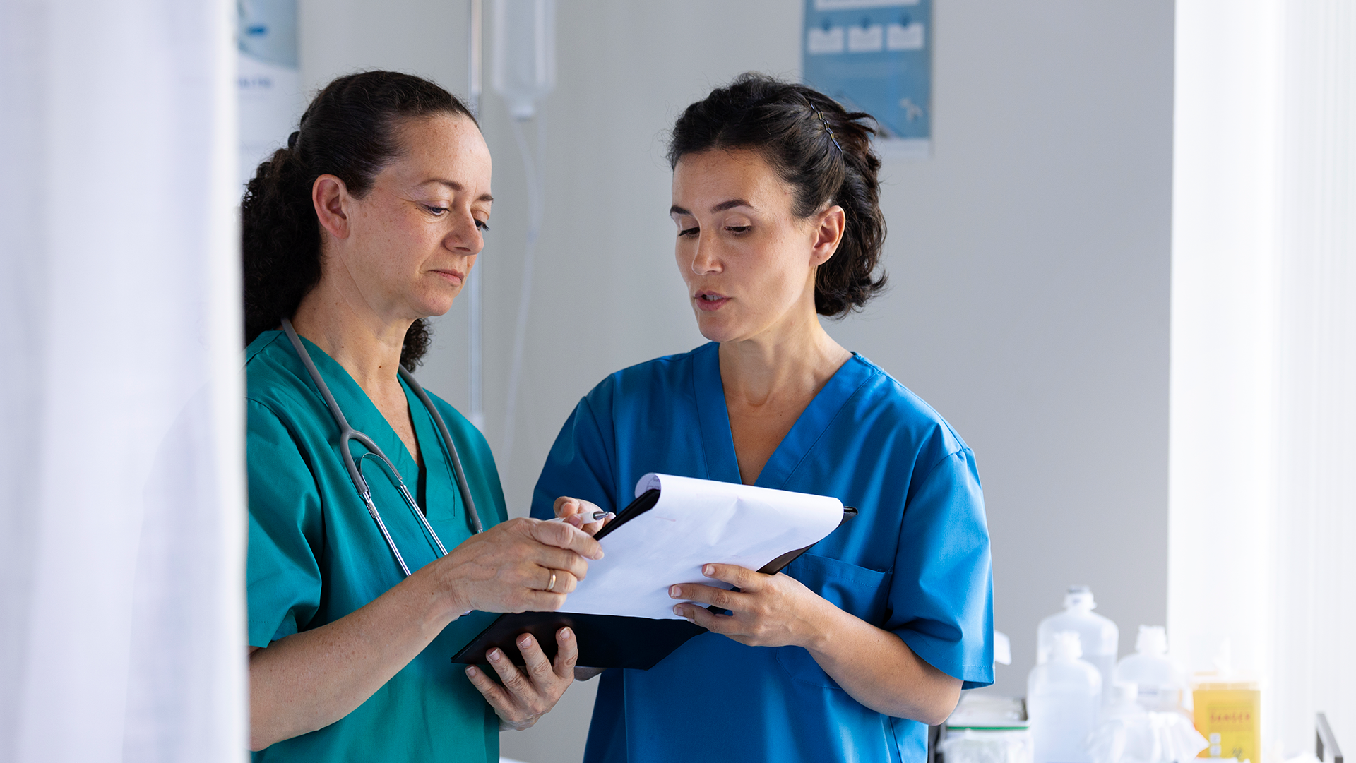 Sjuksköterskor diskuterar.