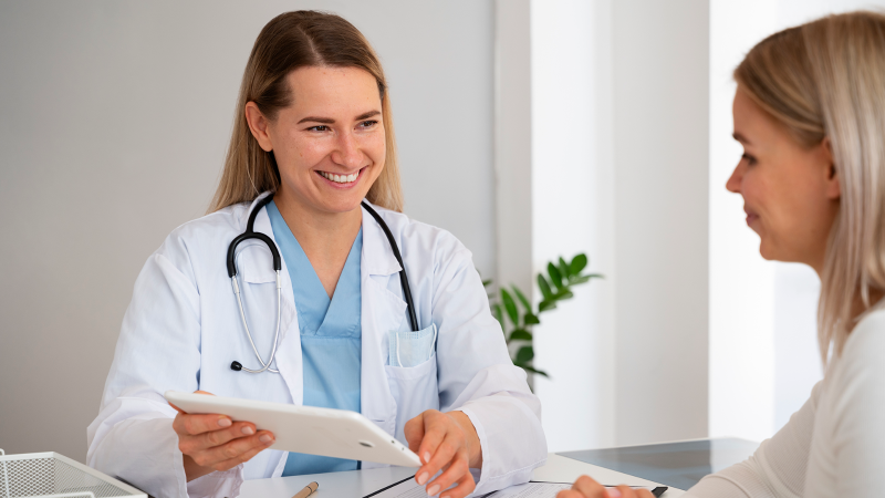 Lääkäri ja potilas keskustelevat.