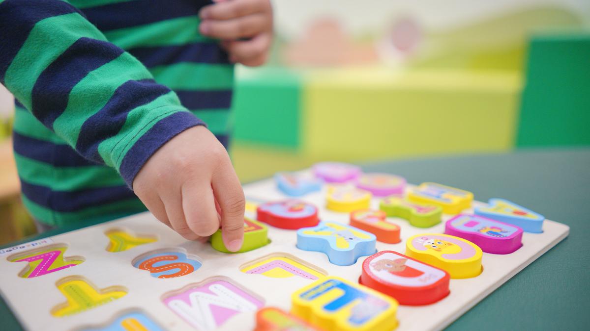 Lapsi leikkii kirjaimilla.