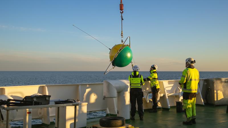 Personer på fartygets däck som undersöker tillståndet i havsmiljön.