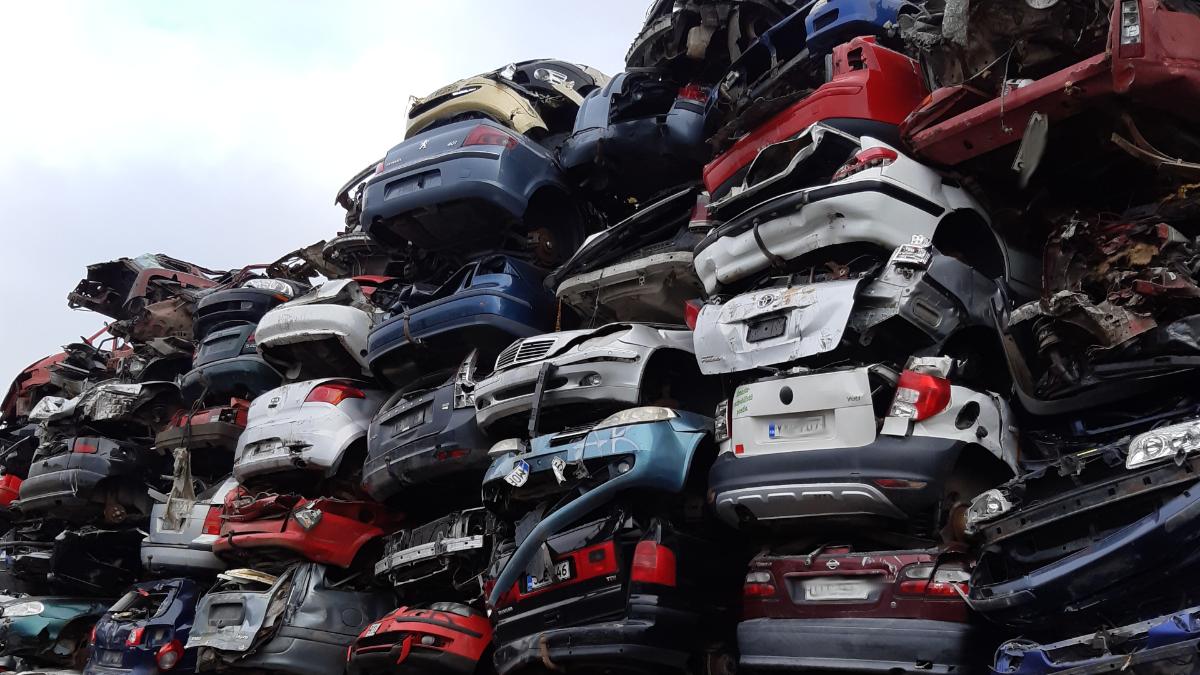 Kuvassa on romuautoja.