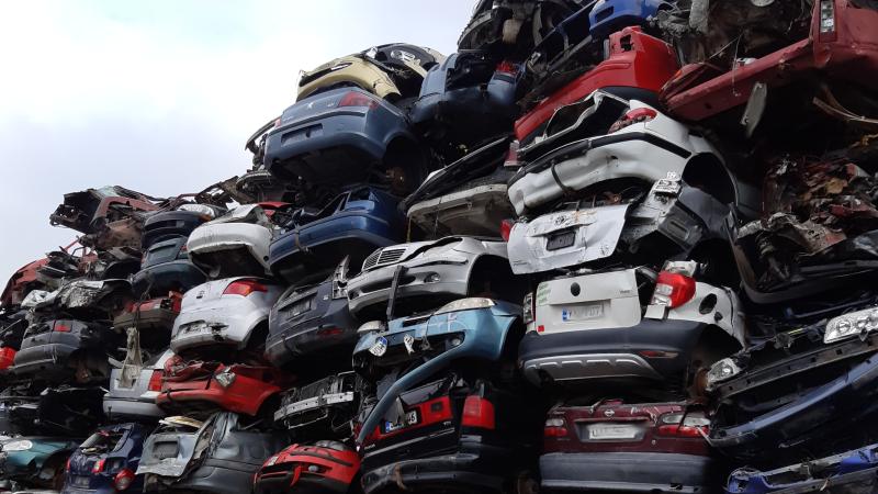 Kuvassa on romuautoja.