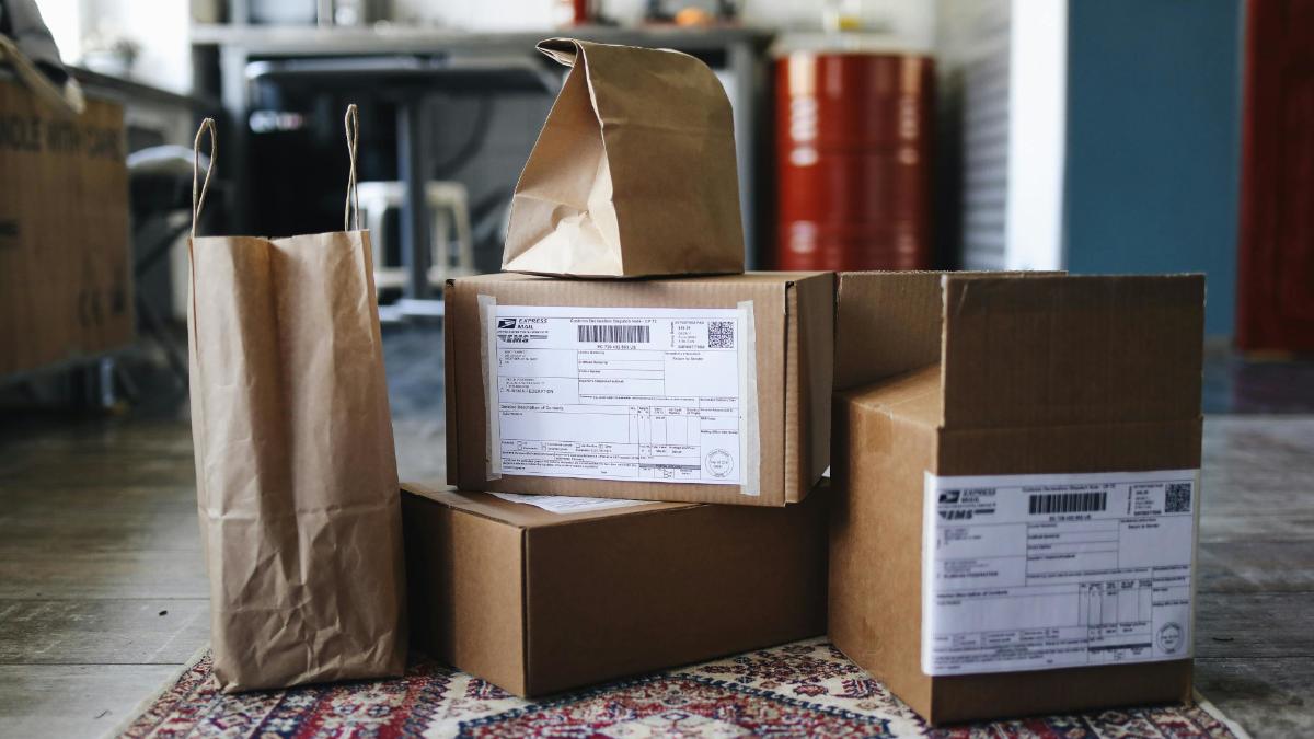 Kuvassa on pahvilaatikoita.