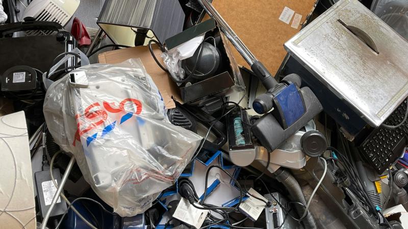 Kuvassa on elektroniikkaromua.