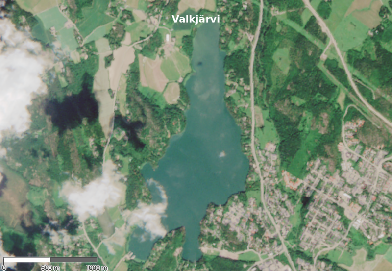 I Valkjärvi i Nurmijärvi observerades denna vecka rikligt med cyanobakterier. Satellitbild av sjön. Innehåller bearbetad Copernicus Sentinel-data, Finlands miljöcentral 30.6.2026.